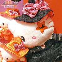 Hello Kitty的可愛萬聖節造型，公仔（細）$1,200（約HK$110）（大）$2,400（約HK$218） 1976, 2010 Sanrio Co., LTD