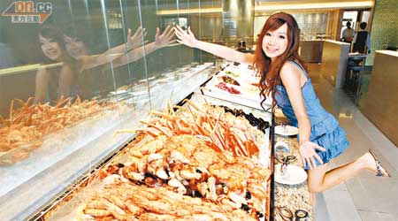 「咁多海鮮，搞到我樣樣都想試添！」<br>餐廳有個冰鎮海鮮櫃台，放滿羅氏蝦、花蟹、王后蟹腳及麵包蟹箝等，睇見就開心！