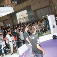 今次以開放式試玩區畀大家親身試Kinect ，引得不少朋友排隊。