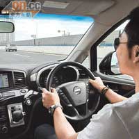 在橫濱市高速公路行駛，感受到新車的穩定性及寧靜度。