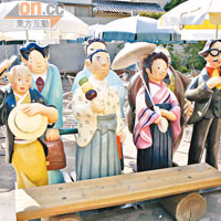 在街上可以見到《少爺》小說中人物的卡通造型雕像。