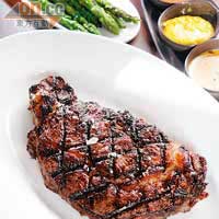 USDA Prime Rib Eye 14oz $398（+Jumbo Asparagus $98）<br>牛塊先經風乾，再於食用前一天以香草醃製，特別加入Liquid Smoke，即使以電爐烤都可以做出炭烤效果，配上3種自家製醬汁，每口都肉嫩味濃。