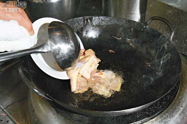 先將雞洗淨後切件，加入少許鹽及生粉撈勻，可令雞肉收縮，肉質更滑；然後用易潔鑊加少許油炒熟（先開大火再收中火）。