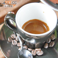 Espresso $20（regular）、$23（large）<br>經深度烘焙的咖啡豆，crema豐厚，香氣味道與回甘都非常細緻，「嗒」足10分鐘，味道仍徘徊口中。