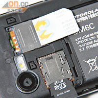 唔使拆電就換到SIM卡同microSD卡，雖然唔係咩高難度設計，但相當體貼用家需要。