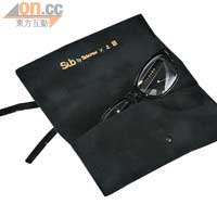 眼鏡布袋也是特別製造，並刻有Sub by Subcrew × 上目金色字樣。