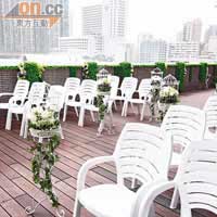 露天位置最多可容納約30人，木地板配襯白椅，還有鮮花點綴，非常浪漫，是中式酒樓少有的設計。