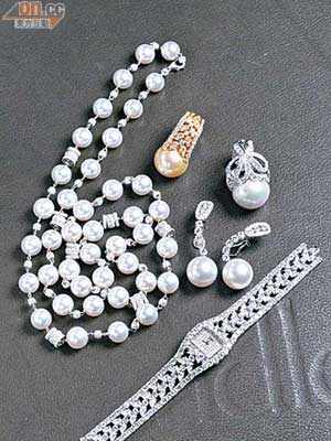 18K白金南洋珍珠鑽石長頸鏈 $560,000<BR>18K白金南洋珍珠鑽石戒指 $170,000、$220,000<BR>18K白金南洋珍珠鑽石耳環 $160,000<BR>18K白金鑽石手錶 $520,000