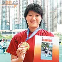 泳彤年紀小小已獲獎無數，多次奪得學界比賽冠軍及傑出運動員獎。
