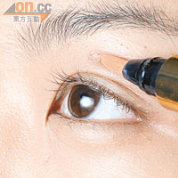 可於上眼妝前，在眼窩位先塗上遮瑕霜，有效令眼影更持久易上色。