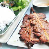米紙包豬頸肉和米粉，好滋味，VND52,000（約HK$21）。