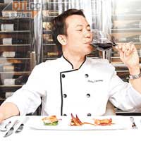 張錦祥 Ricky Cheung<br>十多歲便入行，烹飪經驗豐富，為萬麗海景酒店Scala餐廳的前行政總廚，於2005年起主理Le Mieux Bistro至今，逢星期日更會在電台開咪講飲講食。 