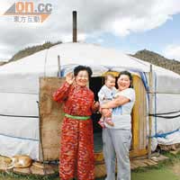 Namjilmaa全家有23人，全部住在兩個蒙古包之內。
