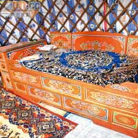 傳統的蒙古家具，大多顏色鮮艷，更繪上精細的花紋。