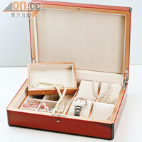 返璞歸真 容量係首選<br>奧古美木製紅色飾物及鐘錶盒 $1,880（a）