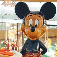 重量級展品是成年人Size的木製米奇老鼠。