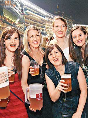 跑馬地馬場今年再度舉行10月啤酒節，有興趣的朋友不妨入場玩番晚。 圖為去年活動盛況。