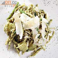 Trofiette Al Pesto Rinforzate Su Croccante di Parmigiano  $168<BR>少見的蟲仔粉入口煙韌，以芝士、法邊豆及香草醬等炮製，配搭得宜。