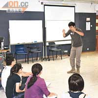 戲劇練習可增強同學的自信心。