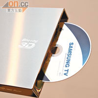 碟盤設在機側，支援3D BD、BD、DVD及CD光碟，兼容性不俗。
