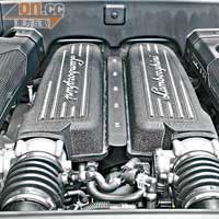 LP560-4的引擎可輸出560匹馬力，綜合油耗為13.7L/100km。