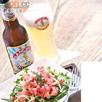 Smoked Salmon Salad配Blanche de Bruxelles<br>這款白啤酒是比利時啤酒中味道最清淡的，雖然同樣以小麥釀製，不過味道帶有微酸，如白酒一樣適合配搭海鮮，所以大廚選配混以茴香、刁草及香茅檸檬醋的煙三文魚沙律，兩者清新酸香的