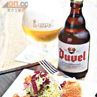 Crumbed Camembert Pieces 配 Duvel<BR>包住麵包屑的Camembert軟芝士脆球，軟滑的口感帶有點點甜味，大廚特別選來黃金色的Duvel，甜度不高，甚至帶有苦澀味，正好中和芝士球的滯膩。