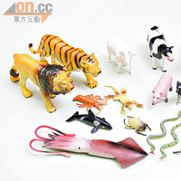 沙盤遊戲需要用大量塑膠玩具，種類亦要多元化，如動物便要包含兇猛的老虎、忠心的狗等。