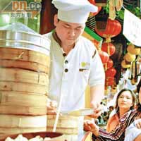 小籠包、餃子及包點等都是上海的特色小食，當中南翔小籠包是當地人及遊客的大熱選擇。