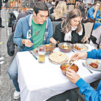 遊客們早上10時已開始食咖喱，見他們把嫩滑牛肉夾着酥餅同吃，簡直叫小記直流口水！