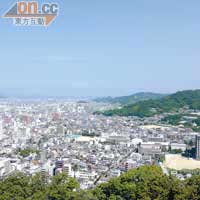 在天守閣頂層俯瞰松山市市容，景觀極佳。