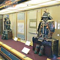 城內展示了昔日藩主盔甲等器具。