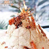 火燄鹽焗蝦<BR>先以傳統鹽焗方法焗製中蝦，讓鹹香帶出海中鮮味，再淋上洋酒點火，用火的熱力將酒香滲入蝦中，味道甚香濃。