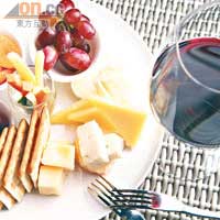 Selection of Cheese Platter $168<BR>紅酒跟芝士可說是絕配，互相提升味道，這芝士拼盤就集合了不同芝士，包括Taleggio、Emmental、Brie及Gorgonzola，不妨慢慢試真。