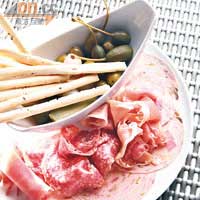 Ham Platter $158<BR>混合玉桂炮製的Grissini麵包條，自家製芳香撲鼻，捲上Parma Ham或Iberico Ham品嘗，滿嘴鹹香滋味。
