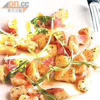 Potato Gnocchi $128<BR>煙韌又薯味香濃的自製薯蓉蛋，配以Parma Ham及火箭菜，意式風情滿瀉，是酒吧少見的「澱粉質」美食。