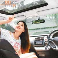 電動天窗屬標準配置，可增加車廂開揚感。