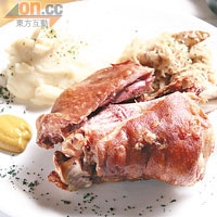 德國豬手  $155<br>傳統的德國豬手皮脆肉嫩，以熱騰騰的薯蓉伴碟，咬一口豬肉吃一口薯蓉，滋味無窮。