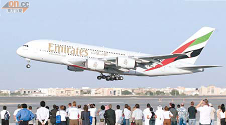 阿聯酋旗下的雙層空中巴士A380，開啟了香港經曼谷飛杜拜的航線，讓遊客有更豪的飛行體驗。
