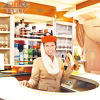 A380頭等商務區的貴賓室，可以讓你邊飲邊Hea，相當愜意。