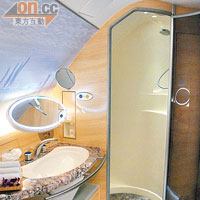 頭等艙設有兩間淋浴室，可讓你於萬呎高空洗白白。
