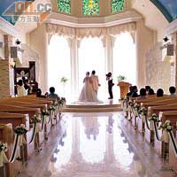 在白色教堂中，婚禮莊嚴肅穆，新人一一上前行禮。