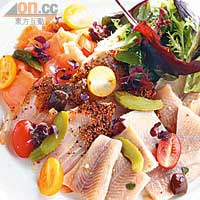 Smoked Fish Platter （Sunday Brunch自助餐枱上食物選擇）<br>煙三文魚、煙鯖魚及煙鱒魚都是從法國入口，煙熏味不算重，能嘗到各式魚肉的獨有質感。