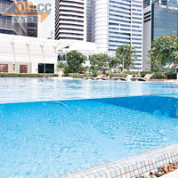 頂樓25米泳池恍如金魚缸，讓你感受在獅城商廈群中暢泳的獨有快感。