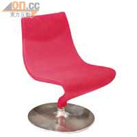 由法國人Christophe Pillet設計的「Stream Chair」，以紅色混合羊毛座椅，配襯不銹鋼櫈腳，色彩分明。原價$16,000、特價$4,800（a）