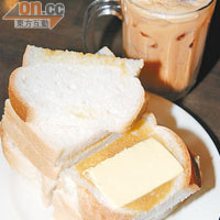 鬆軟香口的咖央麵包配上拉茶，是富源的招牌孖寶。（咖央包RM1.2，約HK$3、拉茶RM2/杯，約HK$5）