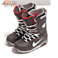 Nike黑×白×紅Zoom Kaiju每對雪靴均是可將鞋套拆出的功能設計，買一送一。 $3,199（a）