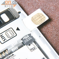 唔使拆電都換到SIM卡，不過插MicroSD記憶卡就一定要拆電。