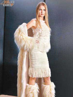 fantasy furs長外套	$20,800<BR>fantasy furs羽毛上衣	$114,900<BR>tweed半截裙	$29,600<BR>fantasy furs長靴	$8,100