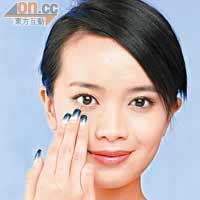 用食指、中指和無名指沿着下眼瞼的眼骨按照從眼頭到眼尾的方向輕輕按摩3次。